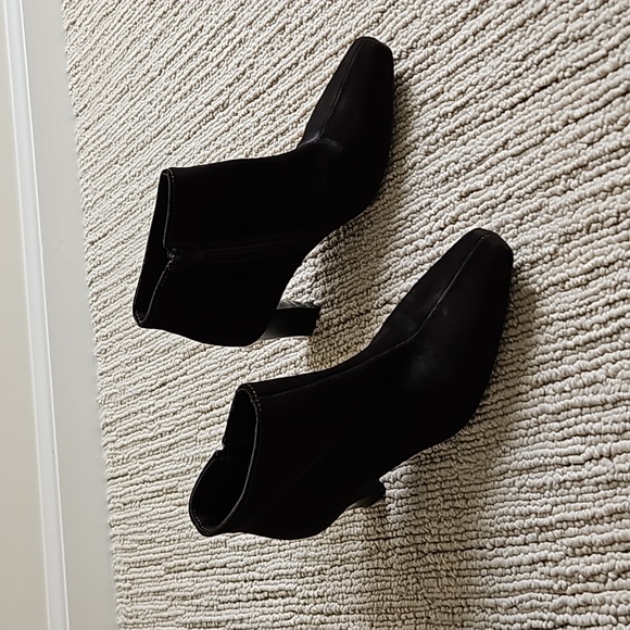 La Canadienne Suede Ankle Boots - Picture 2 of 6